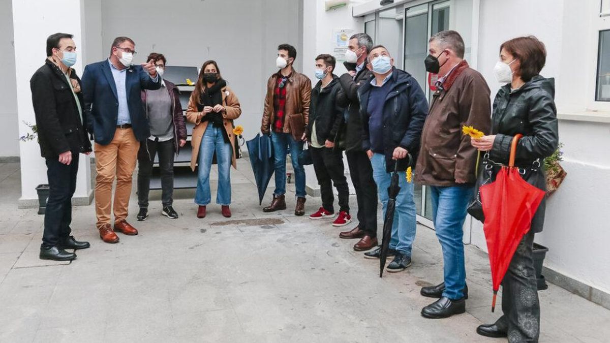 Visita al ayuntamiento de los participantes en un curso de accesibilidad.