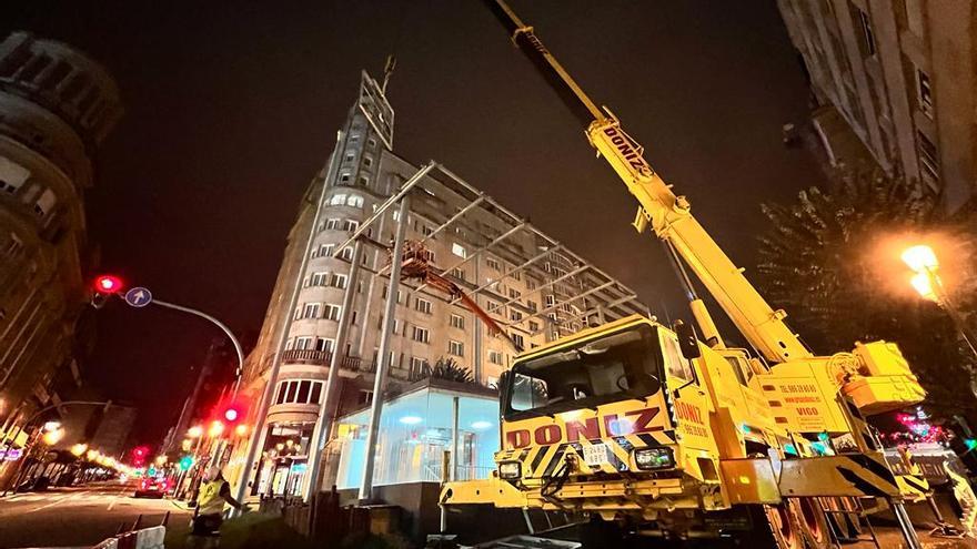 Instalación de los primeros adornos de Navidad en Vigo