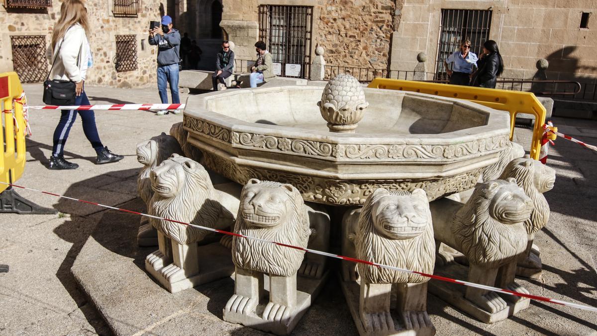 La fuente de los leones que luce en la plaza de San Jorge por el rodaje de ‘Juego de tronos’.