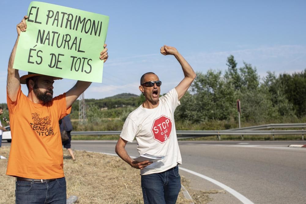 Protesta de la plataforma Aturem la C-32 a peu de carretera