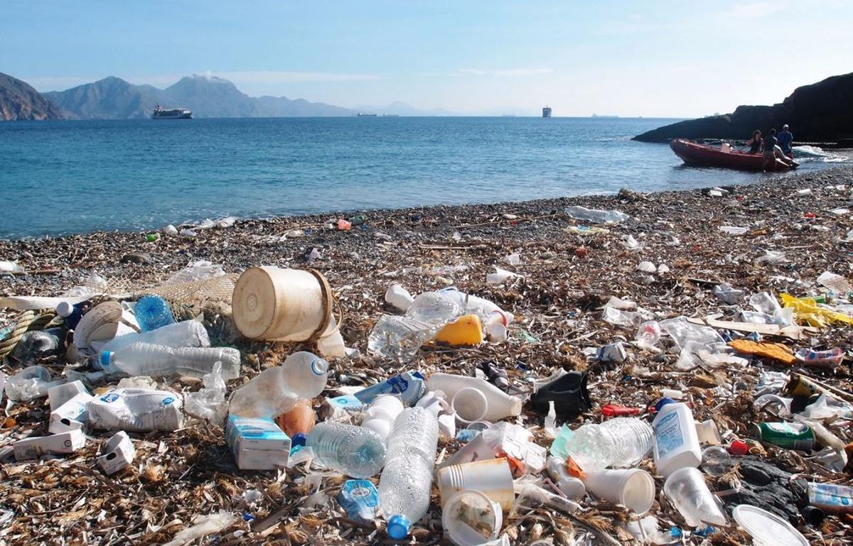 Playa atestada de residuos plásticos
