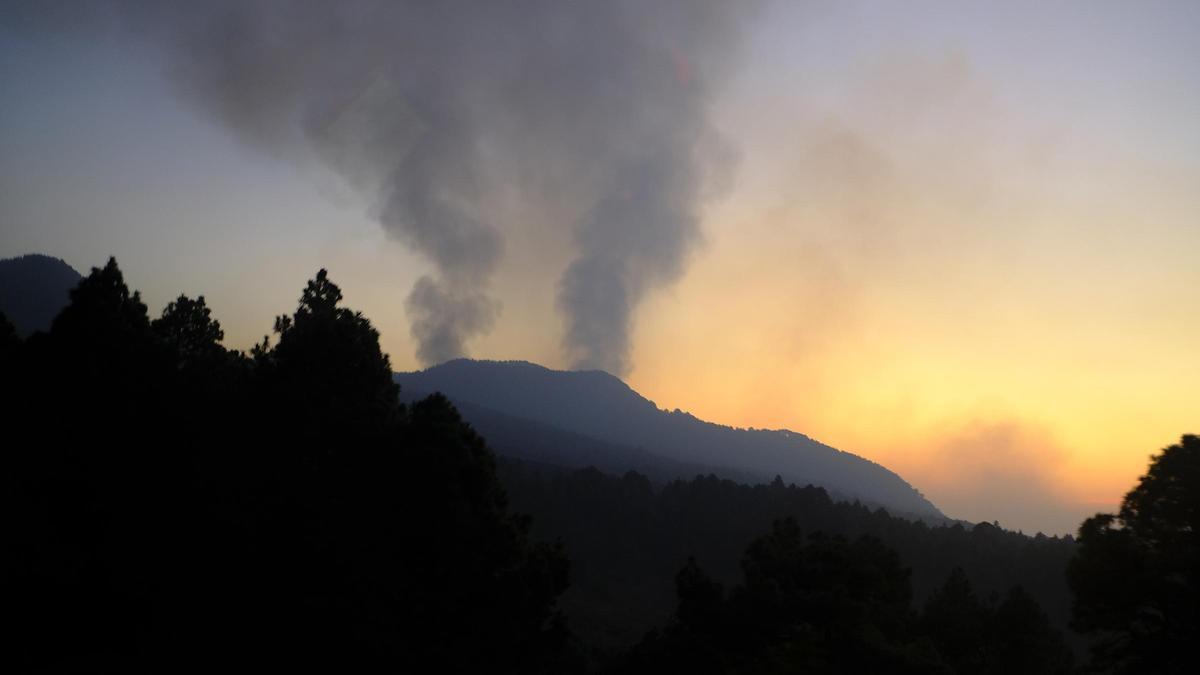 Columnas de humo generadas por la erupción del volcán de Cumbre Vieja, a 16 de octubre de 2021, en La Palma