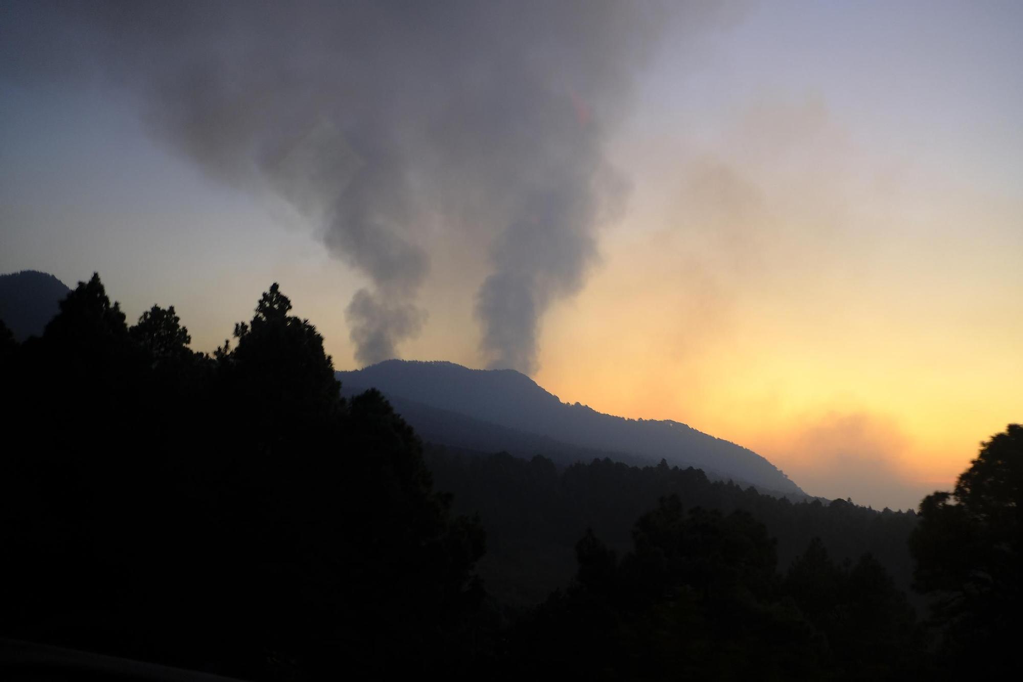 Columnas de humo generadas por la erupción del volcán de Cumbre Vieja, a 16 de octubre de 2021, en La Palma
