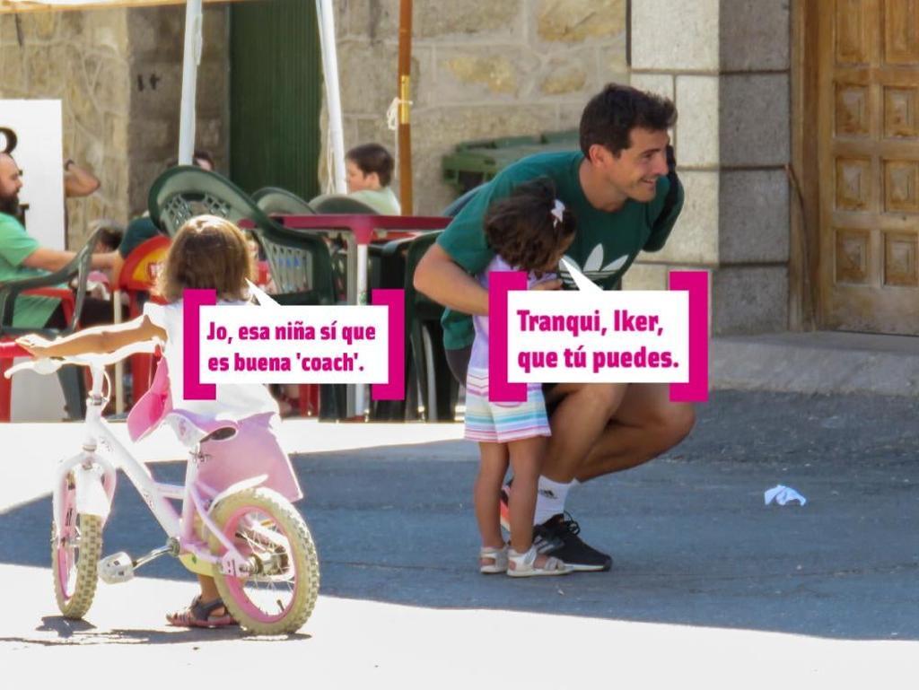 Iker Casillas con dos niñas que le hacen coaching