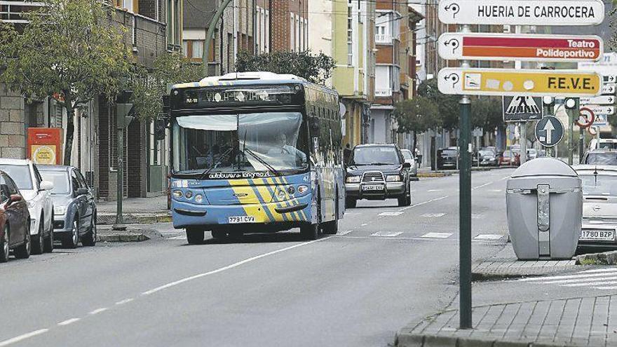 Un autobús de la línea Riaño-Pola de Laviana, en El Entrego.