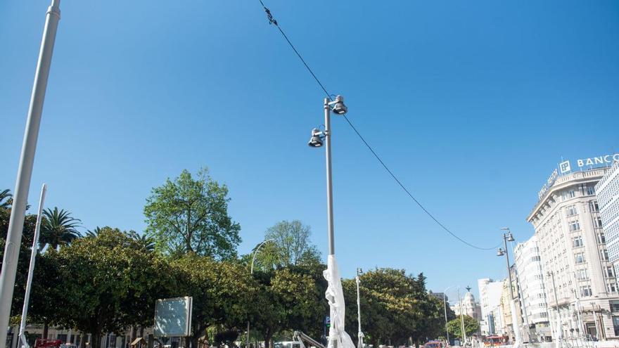 Nuevas farolas y un banco circular delante de la Fundación Barrié en el avance de las obras de los Cantones