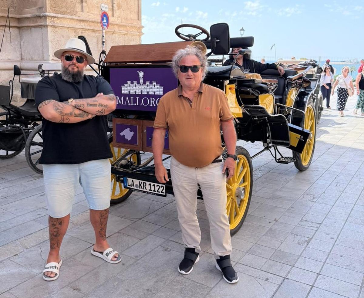 Rechts: Klaus Roider vor der Kutsche, die er nach Mallorca gebracht hat.