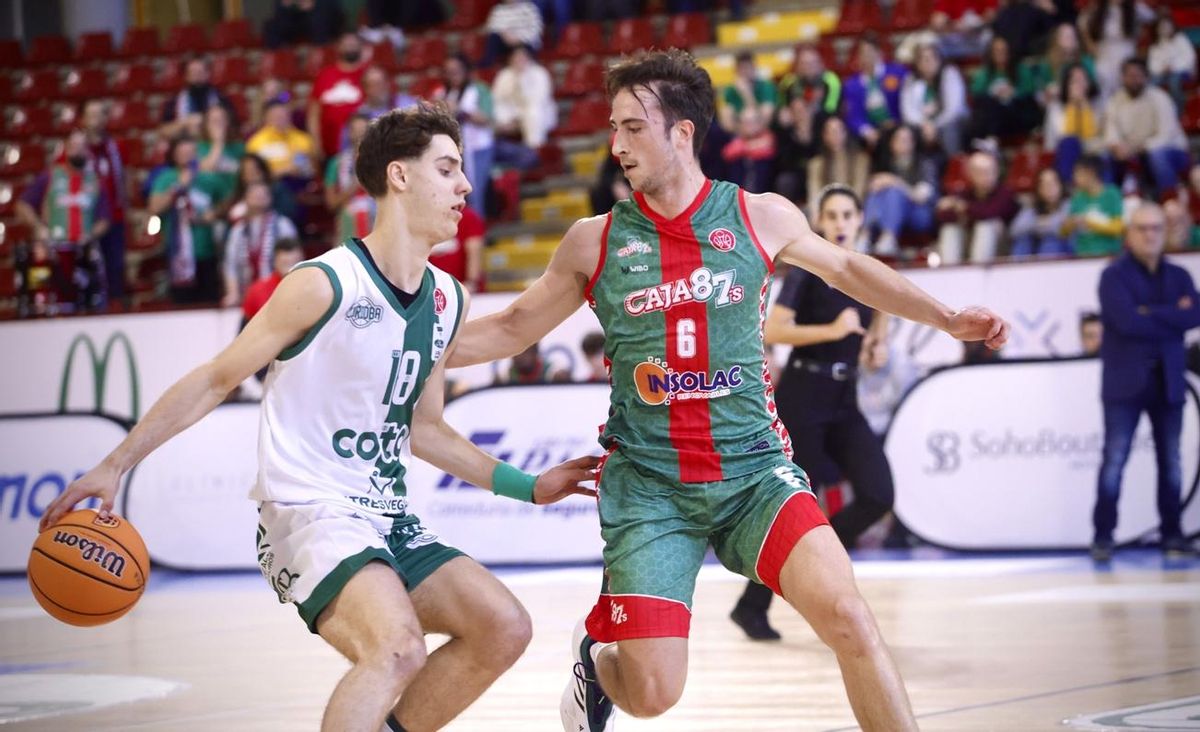Guillermo del Pino (Coto Córdoba) intenta superar a Rafa Santos (Caja 87).