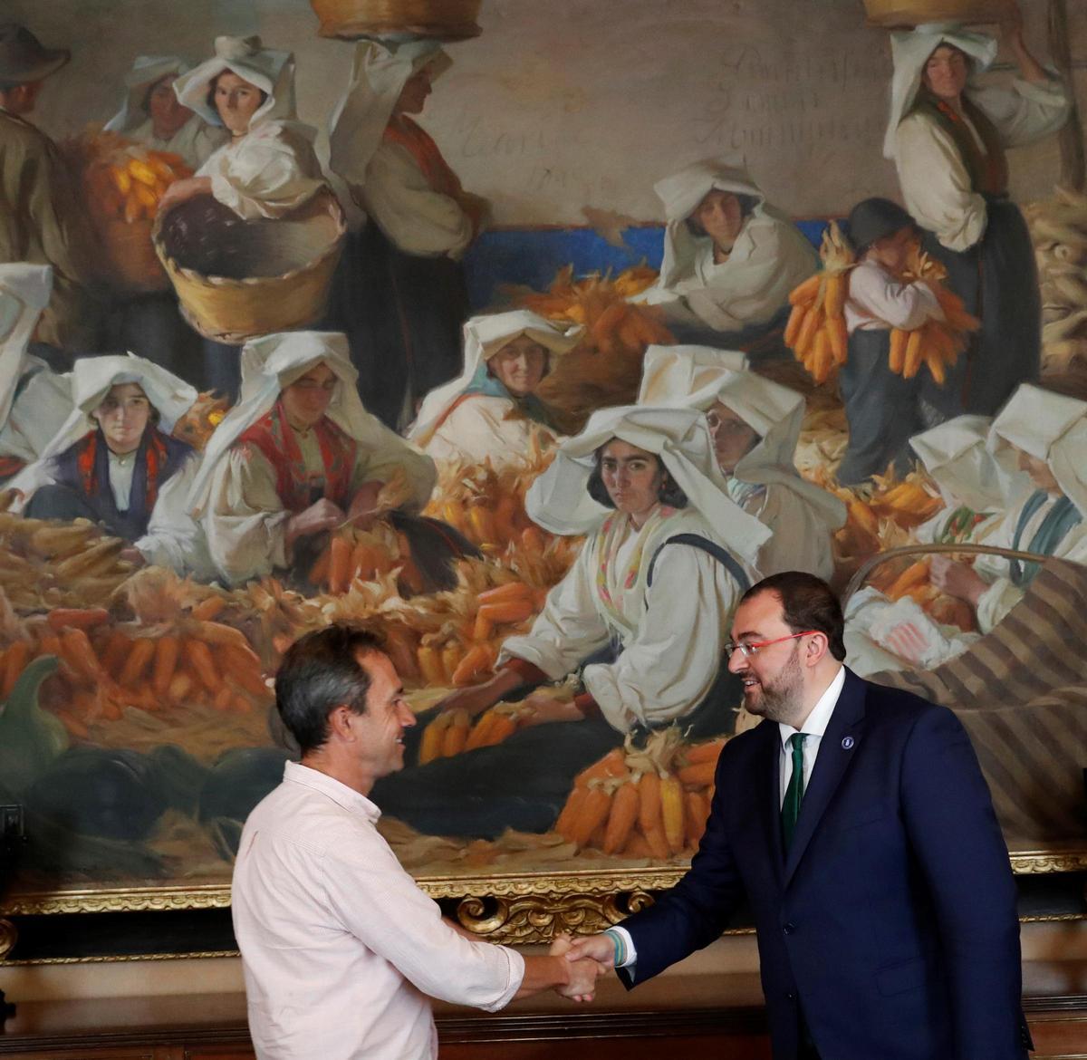 Adrián Barbón saluda a Zapico antes de una reunión.