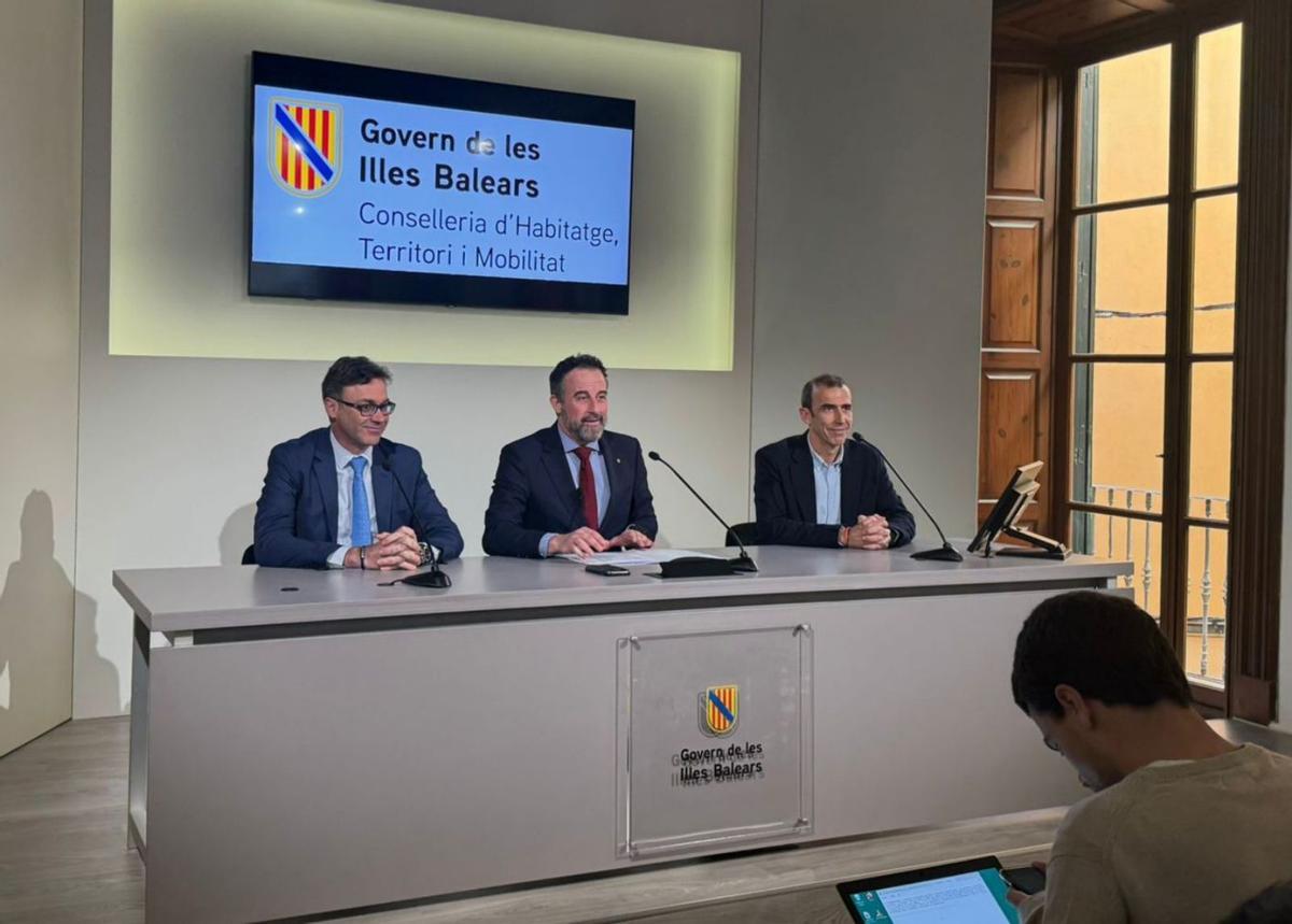 El vicepresidente Toni Costa, el conseller José Luis Mateo y el director general José Francisco Reynés. | CAIB