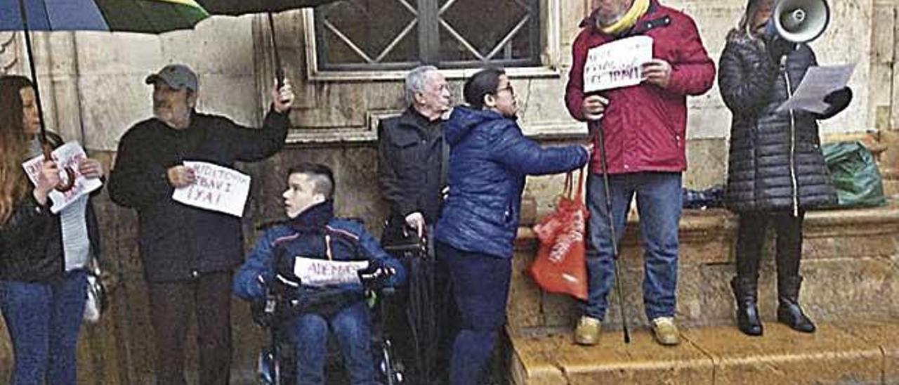 Ãscar con sus padres y activistas en la plaza de Cort.