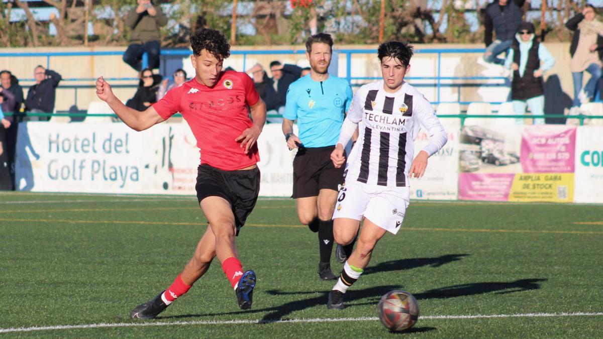 Álvaro Martí presiona a un jugador del Hércules que se acerca a la portería albinegra.