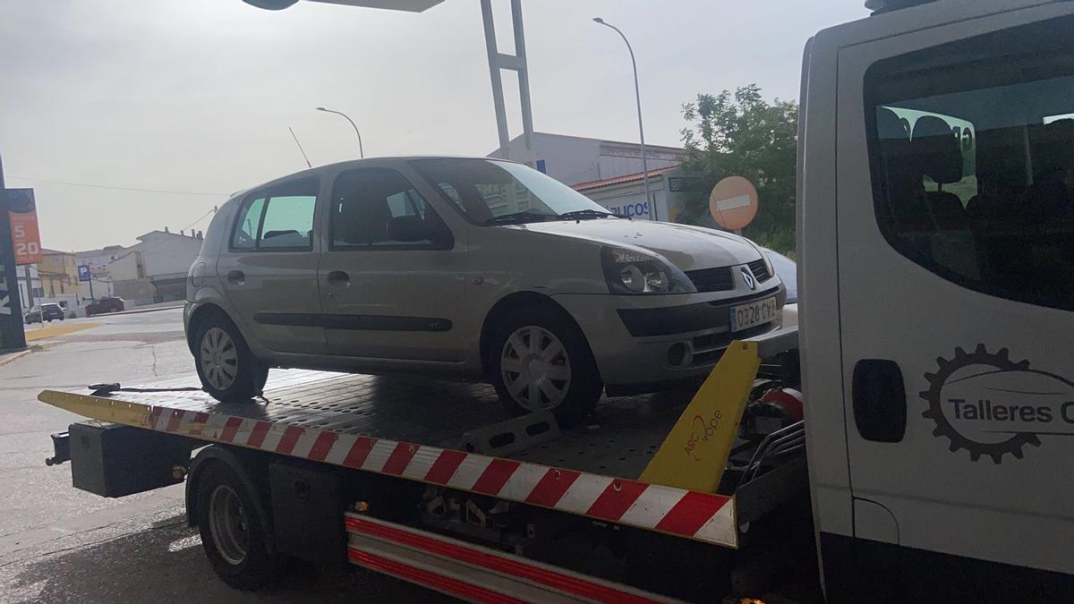 El vehículo recuperado llegando a Trujillo