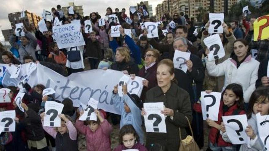 Padres y alumnos del colegio Mediterráneo (número 52) y del Instituto Radio Exterior preguntan al conseller dónde está el centro de Primaria prometido hace años.