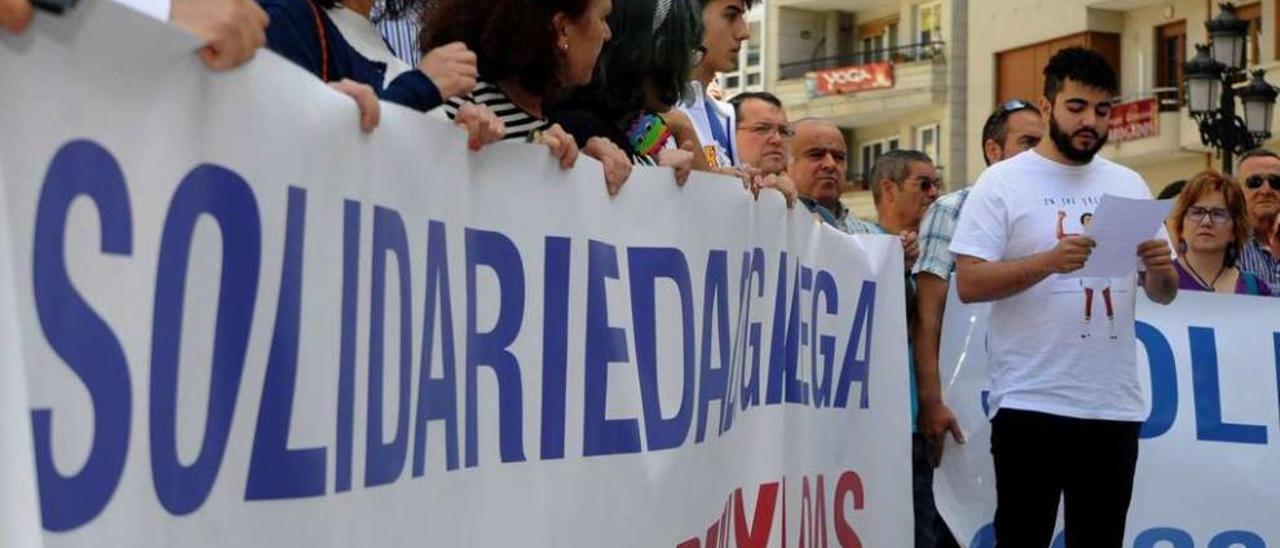 La concentración celebrada en la Plaza de Galicia con la pancarta &quot;solidariedade galega coas persoas refuxiadas&quot;. // Iñaki Abella