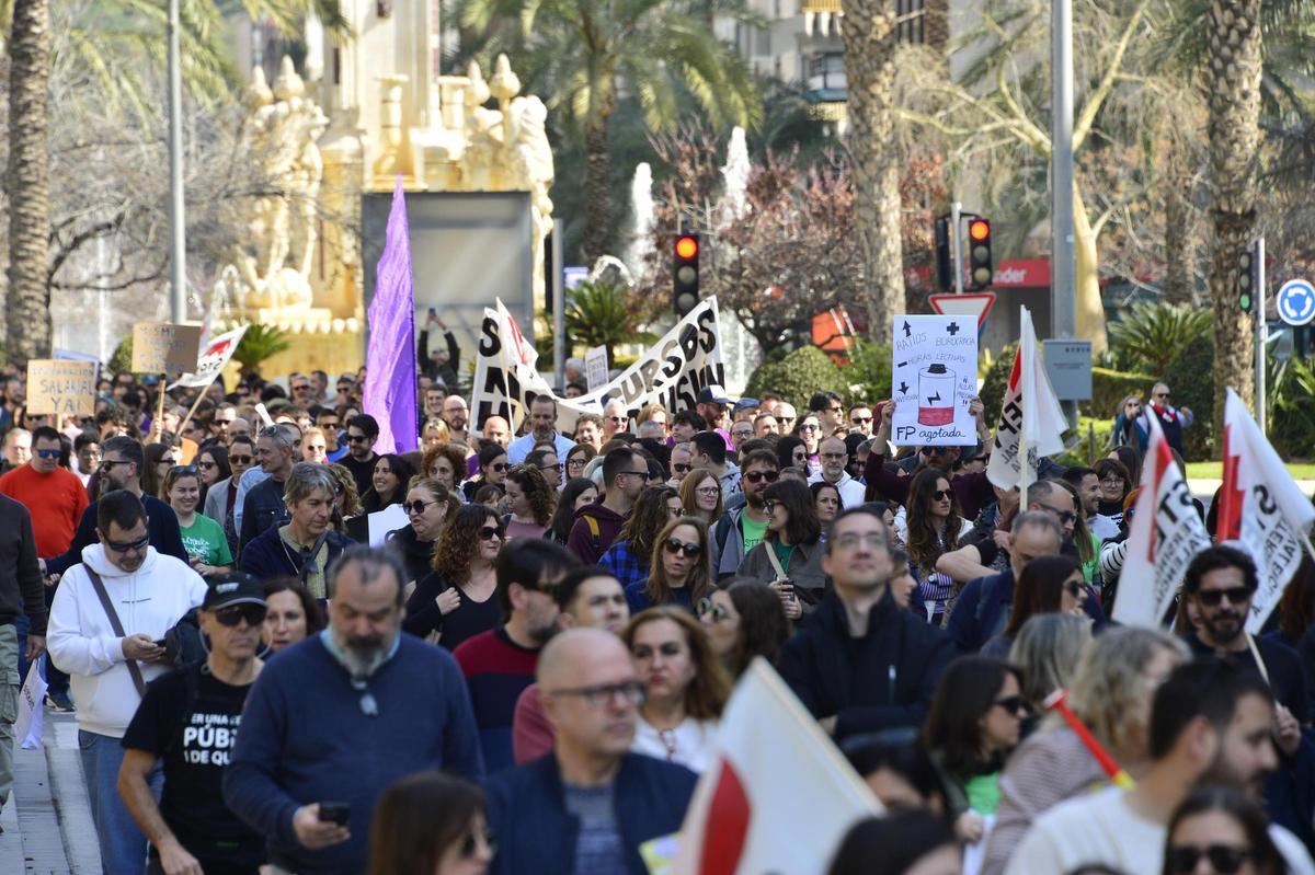 Así ha sido la manifestación de profesores en defensa de mejoras laborales y salariales en Alicante