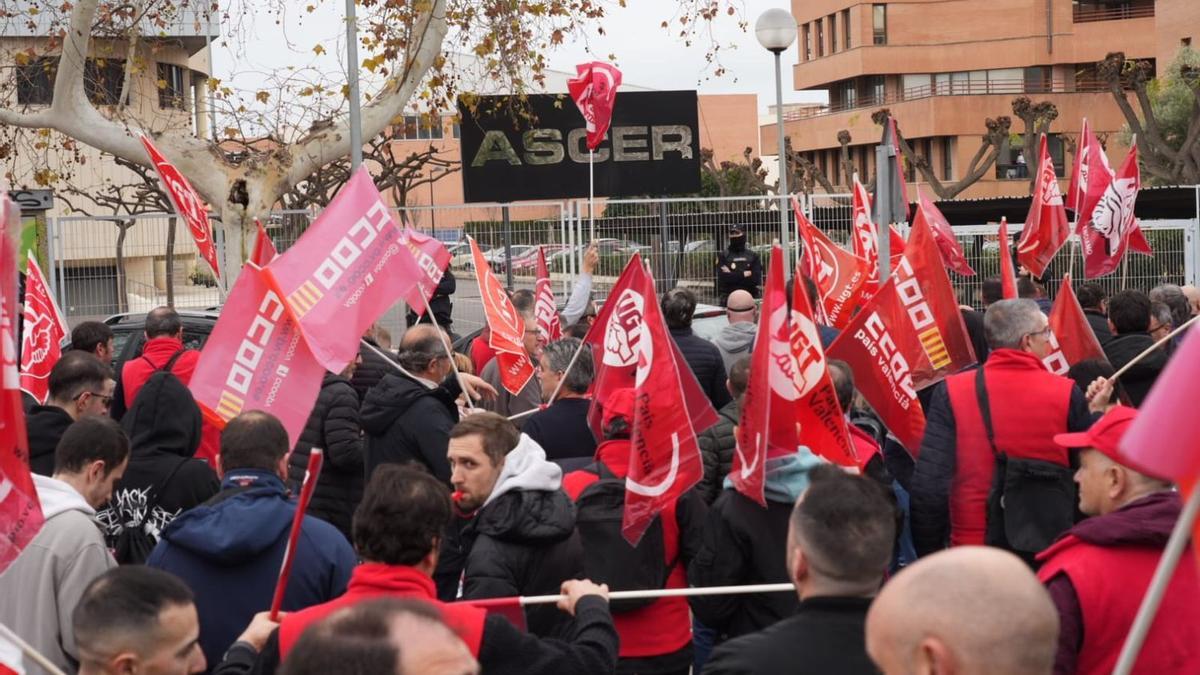 Manifestación de los sindicatos frente a las puertas de la patronal Ascer.