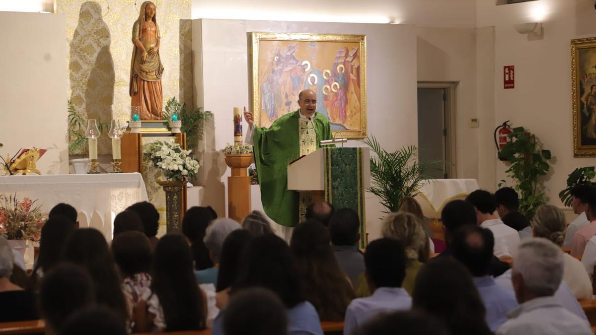 Misa oficiada por Álvaro Prieto en la Parroquia de la Esperanza, este domingo.