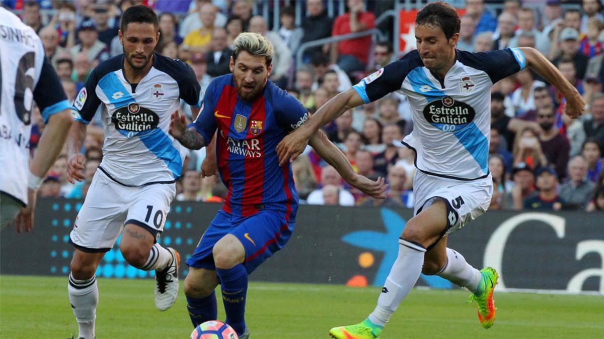 Leo Messi, entre Florin Andone y Pedro Mosquera durante el Barça-Depor de la Liga 2017/18