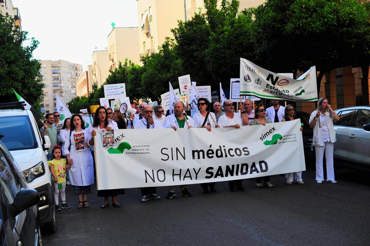 Fotogalería | Cientos de médicos marchan en Badajoz contra el Estatuto Marco y exigen dignificar sus condiciones laborales