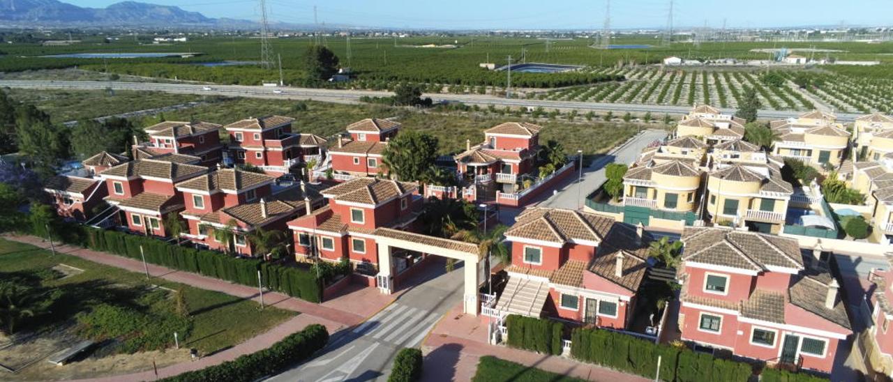 Residencial Benfis Park en Benferri donde el Ayuntamiento permitió construir en zona verde.