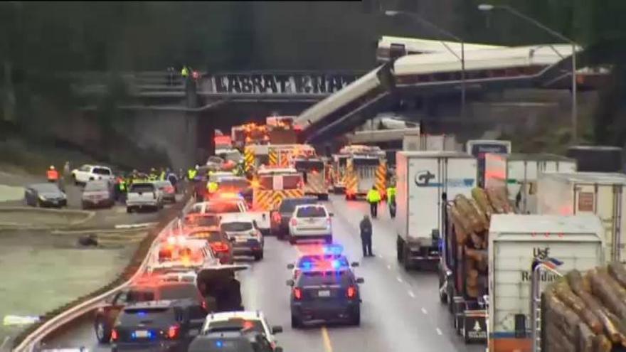 Descarrila un tren de pasajeros que cae sobre una autopista en EEUU