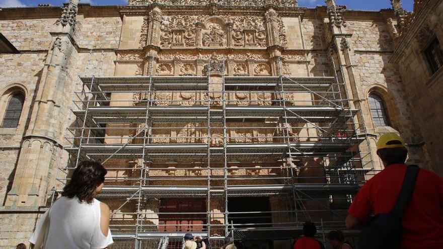 La fachada de la Universidad de Salamanca muestra ya su andamiaje