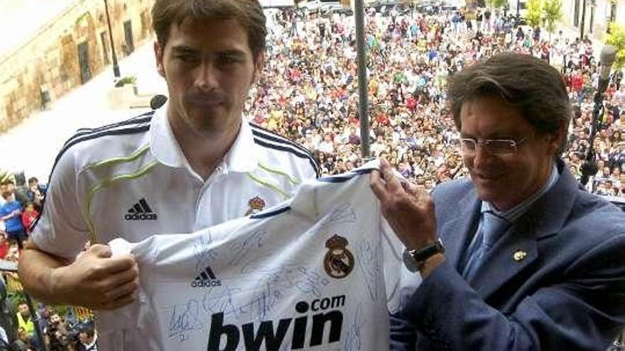 Casillas, capitán, le entrega al alcalde de Lorca una camiseta. / efe
