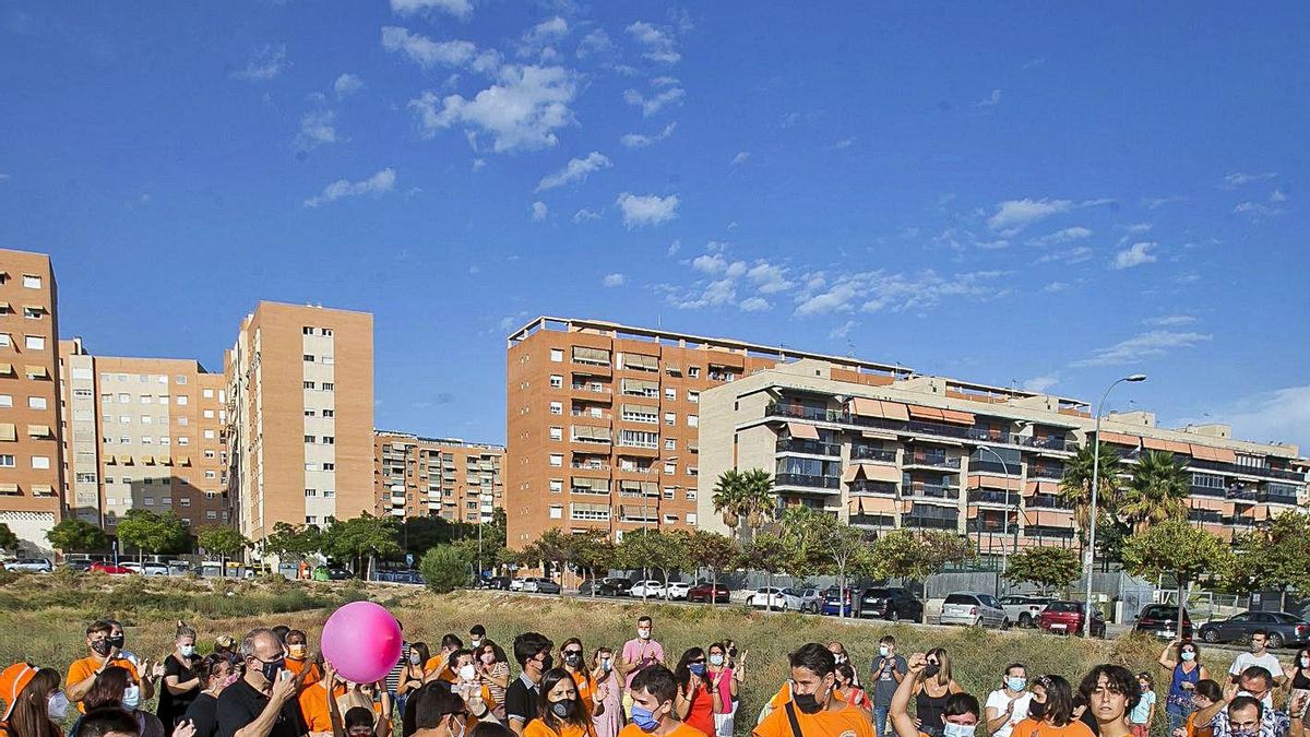 Familias de alumnos del colegio El Somni, en una reciente protesta sobre el solar del PAU 2.