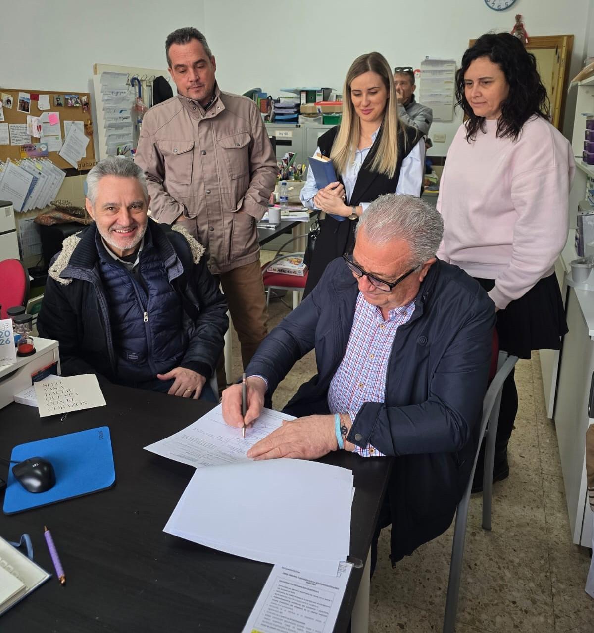 El alcalde, Rafael Albert, procediendo a firmar la recepción de las aulas prefabricadas.