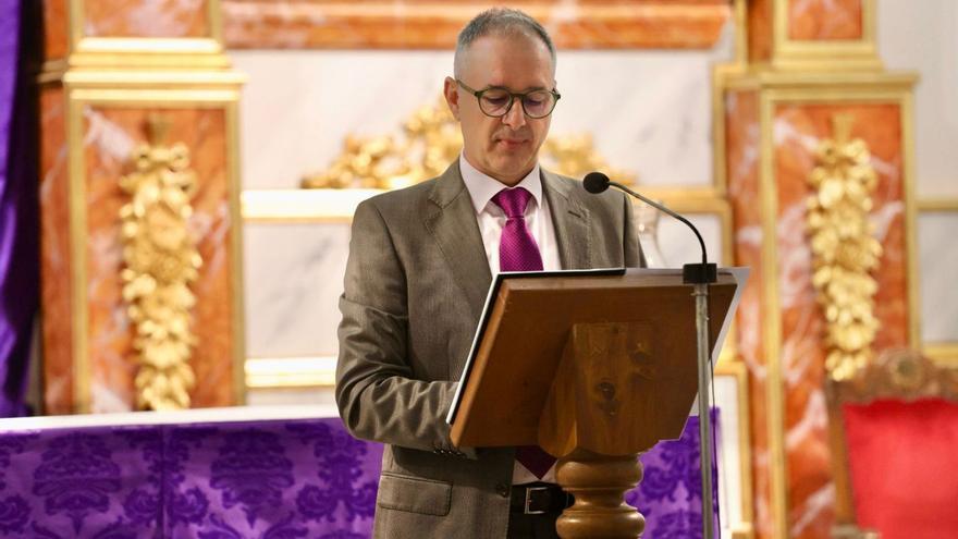 Josemi Sepúlveda, durante el pregón de la Semana Santa de Alozaina 2025. | J. GÓNGORA
