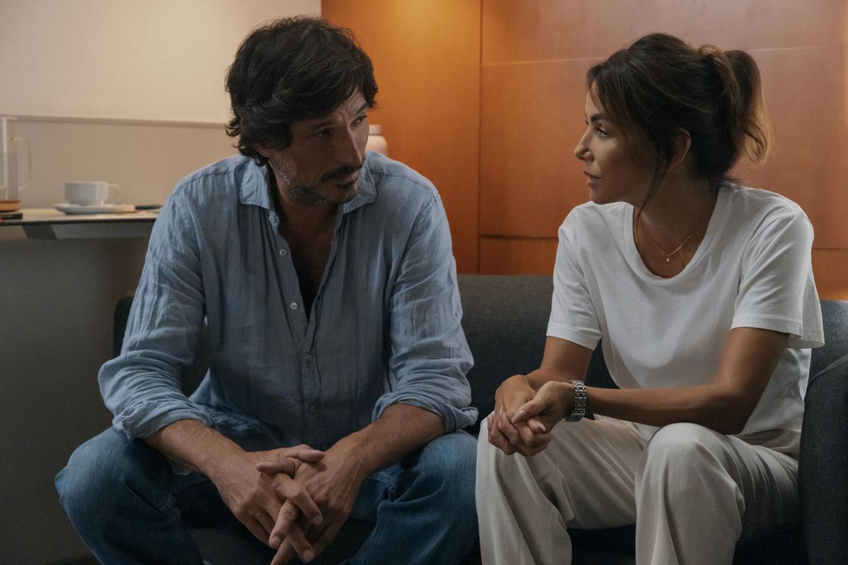 Fotograma cedido por Prime Video que muestra a Andrés Velencoso (i) como Mateo y a Eva Longoria como Isolde en una escena de la película 'The Last Sunrise' que llega este miércoles a Prime Video.