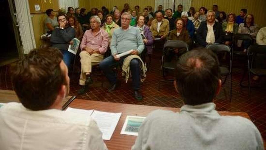 Asamblea vecinal el pasado sábado en Placeres. // R.V.