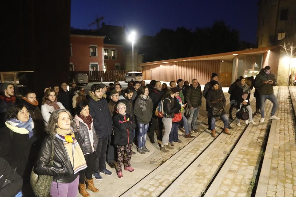 Concentració a la plaça del Pallol per l''atac a l''espai LGTBI de Girona