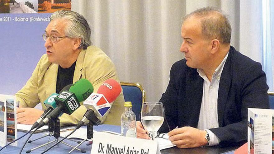 Los psiquiatras Ángel Gómez Calle (izq.) y Manuel Arias Bel, en la presentación del congreso.