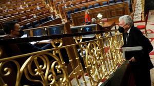 El portavoz del PSOE en el Congreso, Héctor Gómez (i) y el diputado de Nueva Canarias, Pedro Quevedo (d) antes de comenzar el Pleno del Congreso.