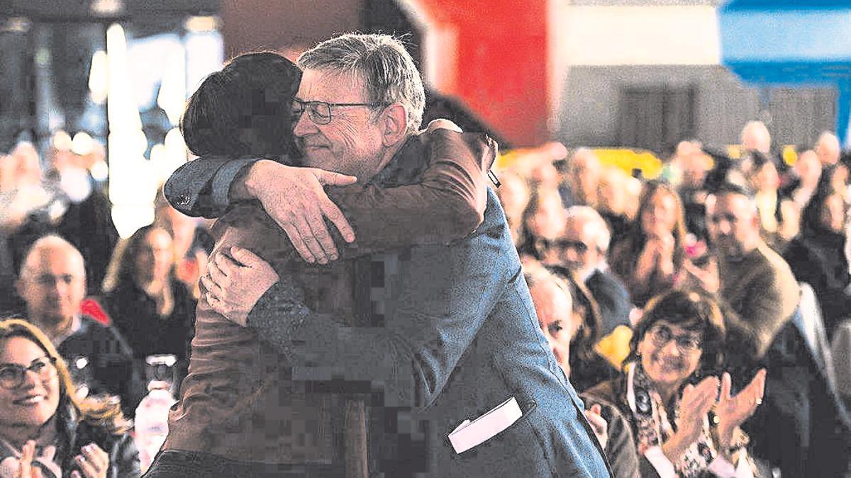 Puig se abraza a Morant, en el reciente homenaje en Morella