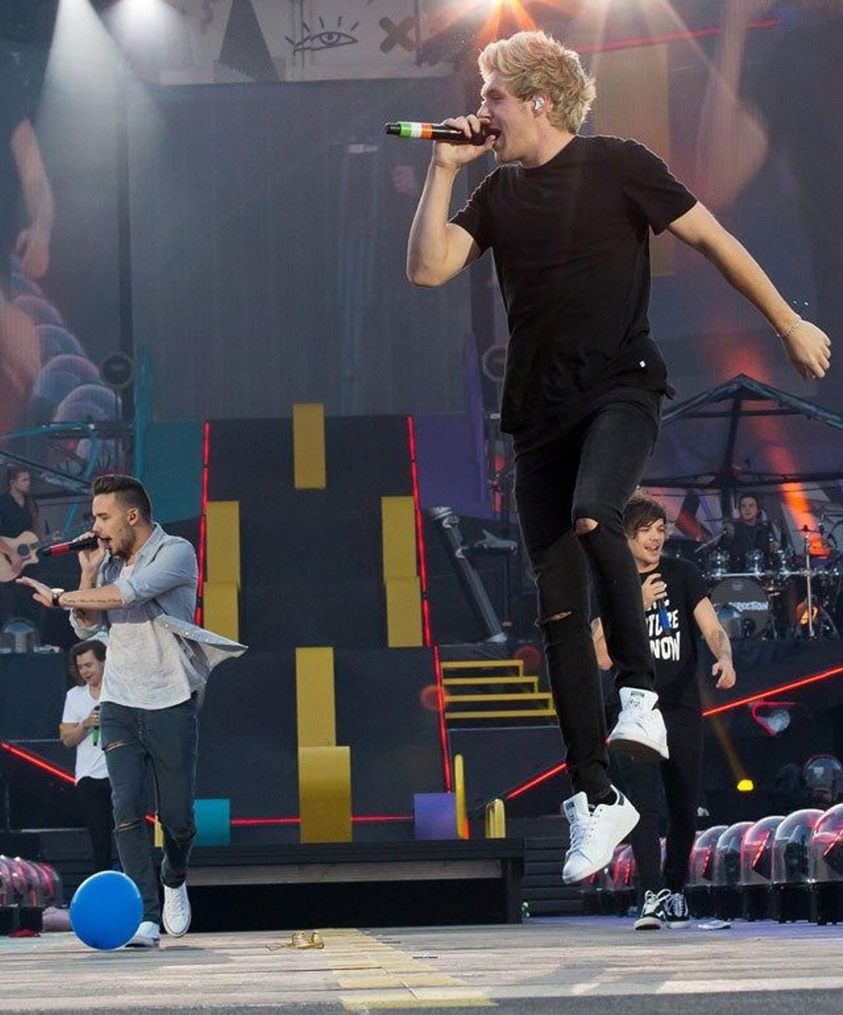 One Direction cogiendo posiciones por el escenario