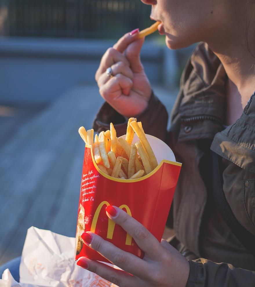 Un empleat revela com es fan els nuggets i les patates fregides de McDonald&#039;s