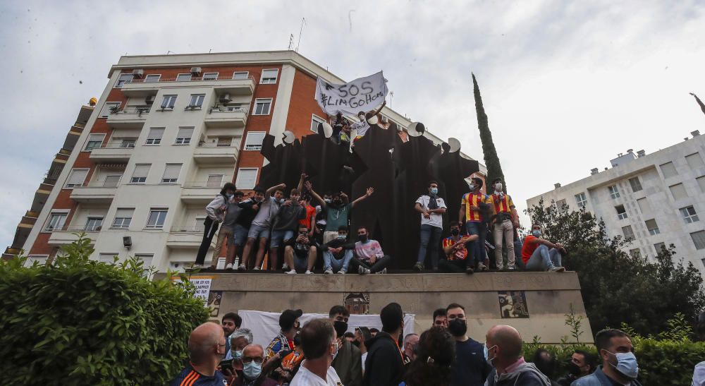 Manifestación de la Afición del Valencia contra Peter Lim