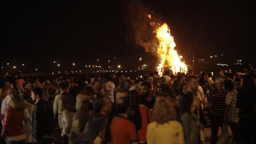 Momento de la celebración de la hoguera de San Juan en Poniente el pasado año.