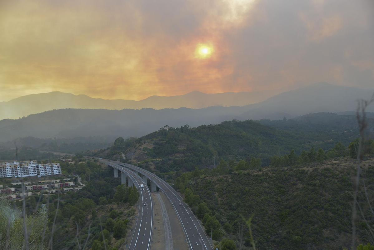 PUJERRA (MÁLAGA), 08/06/2022.- El incendio forestal declarado este miércoles en Pujerra (Málaga), en la zona de Sierra Bermeja, ha obligado a elevar de 1 a 2 la declaración del nivel del plan de emergencias y a movilizar a la Unidad Militar de Emergencias (UME). También se ha comunicado el desalojo de otras dos urbanizaciones además de la de Montemayor, en la localidad malagueña de Benahavís, que han tenido que abandonar sesenta personas, y se ha habilitado el polideportivo de esta población como albergue. EFE/Antonio Paz