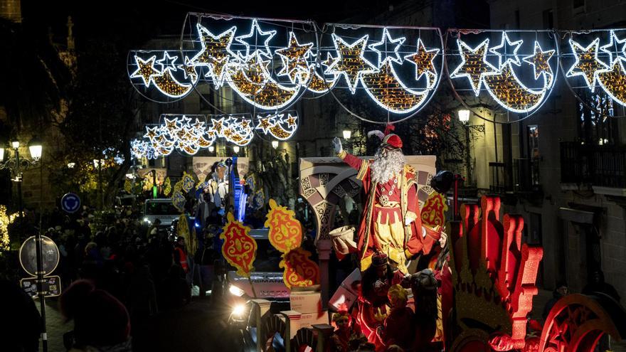 Miles de cacereños disfrutan de la Cabalgata de Reyes en Cáceres