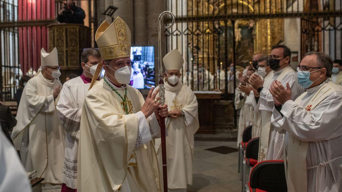 Una celebración religiosa en la Catedral presidida por el obispo Fernando Valera