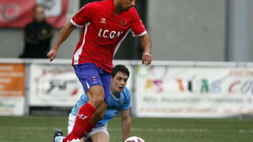 Un jugador del Choco conduce el balón ante un rival en el suelo. // Ricardo Grobas