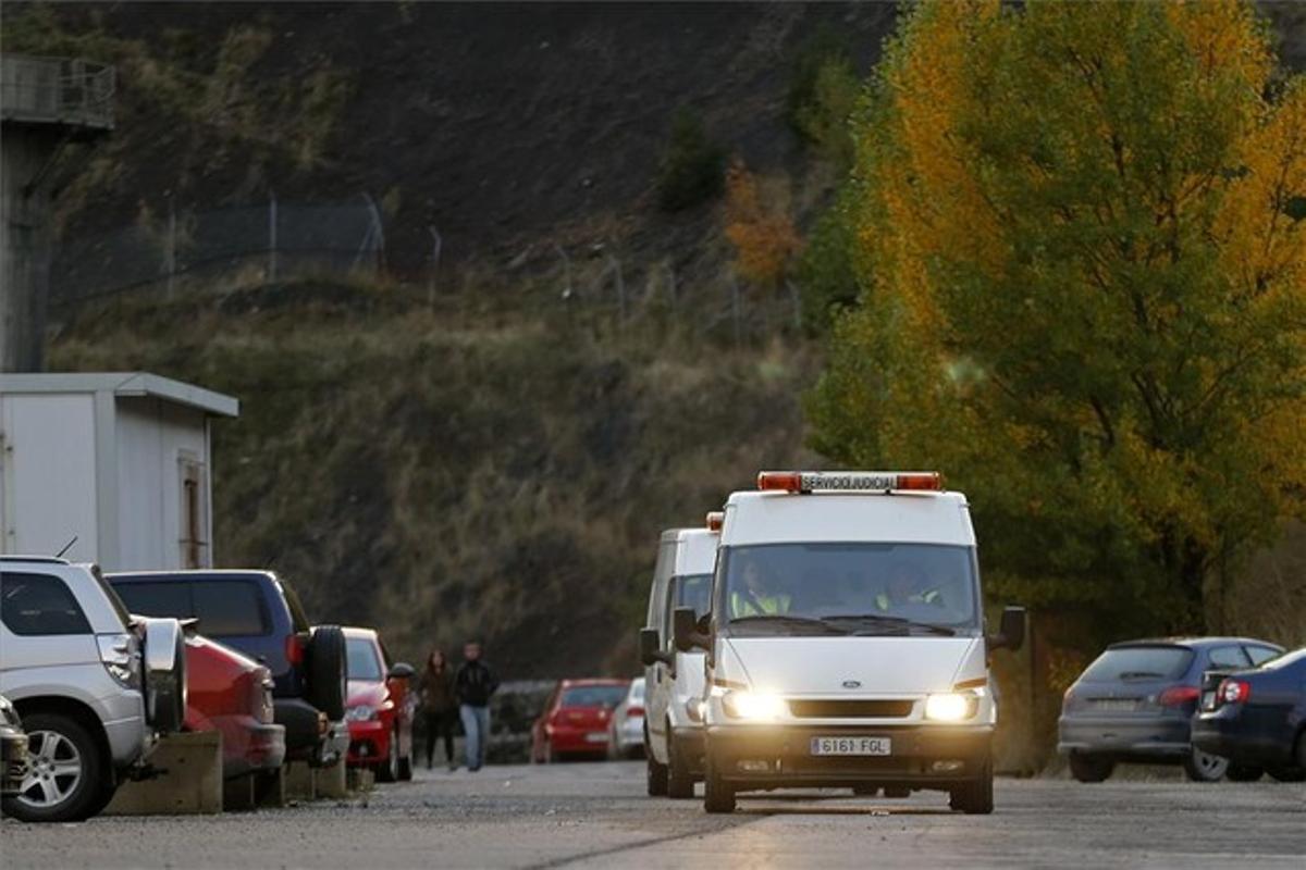 Les ambulàncies traslladen les víctimes de l’accident al ’Pozo Emilio’ de la Hullera Vasco-Leonesa.