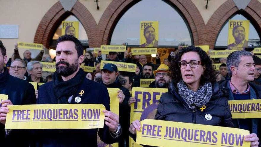 Roger Torrent y Marta Rovira en una concenración para pedir la libertad de Oriol Junqueras, que lleva cien días en prisión. // Europa Press