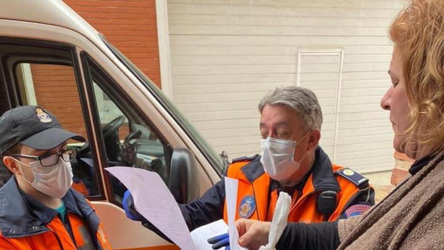 La falla Plaça del Pouet confecciona mascarillas para los centros de salud y el comercio local