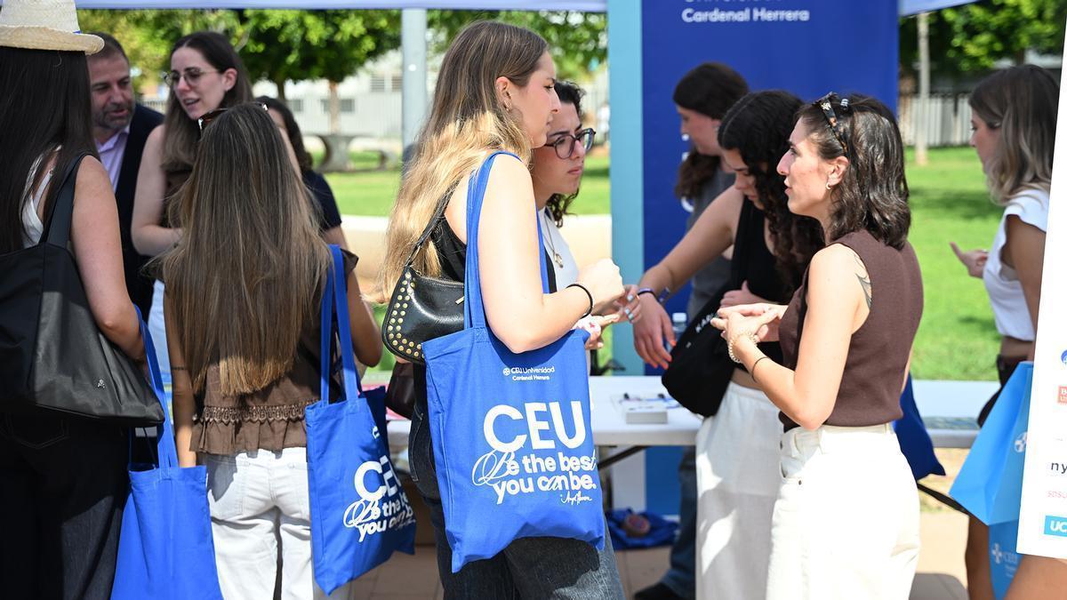 Alumnas de la CEU UCH durante las Jornadas de Bienvenida del curso 2026/27