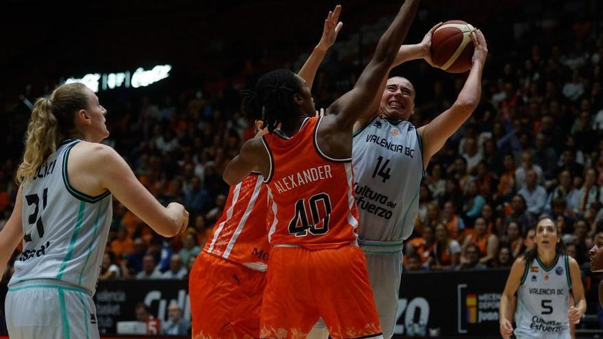 El Valencia Basket tiene a tiro los cuartos de final en Bourges